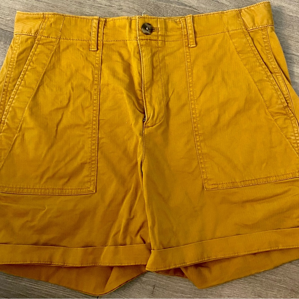 GAP 5” khaki shorts in a golden color